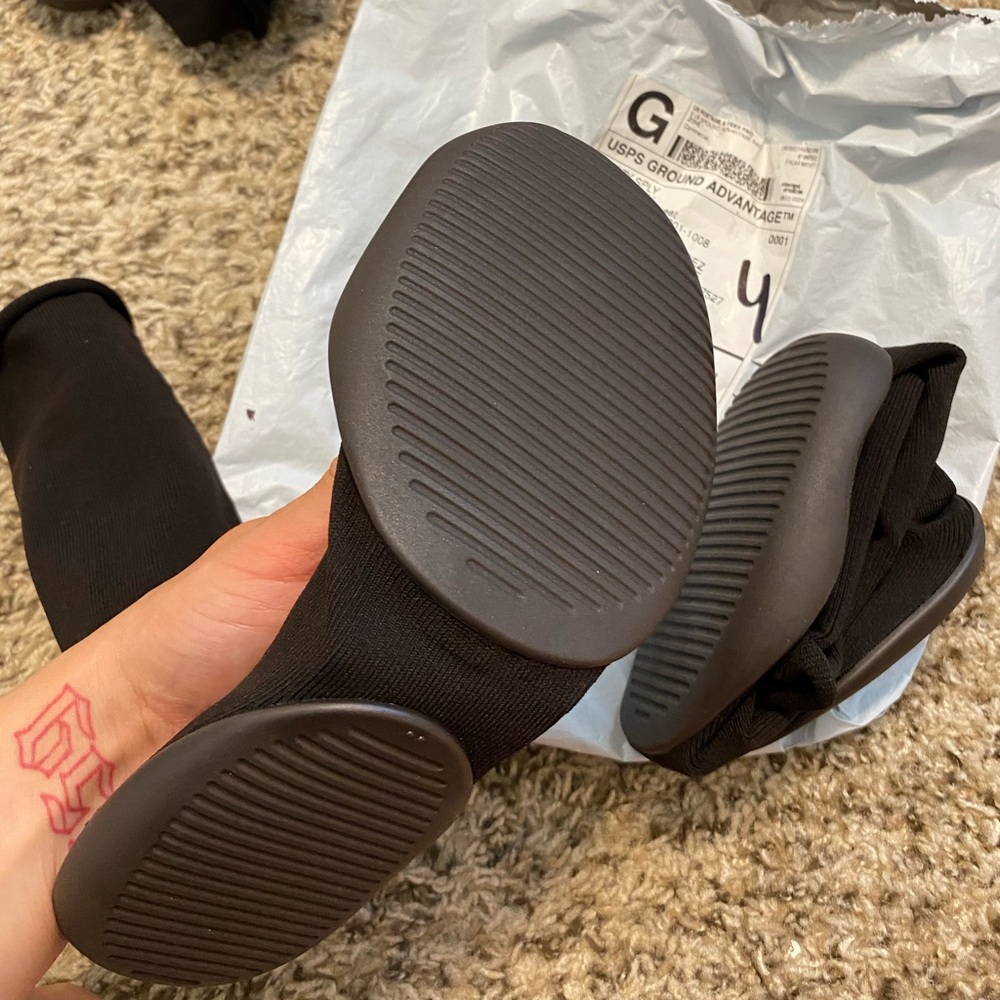 YEEZY PODS - SZ-2 (9 -10.5)